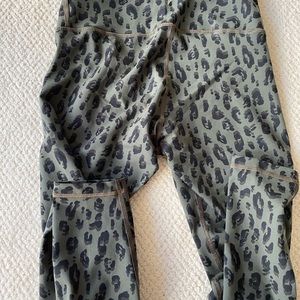 NWOT Old Navy 7/8 leggings